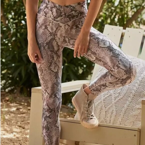 AERIE OFFLINE Real Me Brown Snake Skin Print Hi-Rise Crossover 7/8 Leggings Sz S - Picture 3 of 7